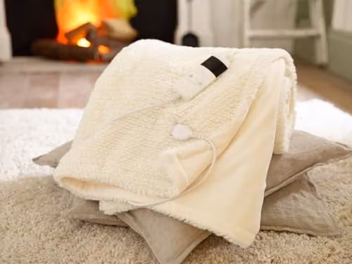 The Lyndon Company Sandringham Faux Fur Heated Throw in Beige and White, W/D/H: 130 x 170 cm