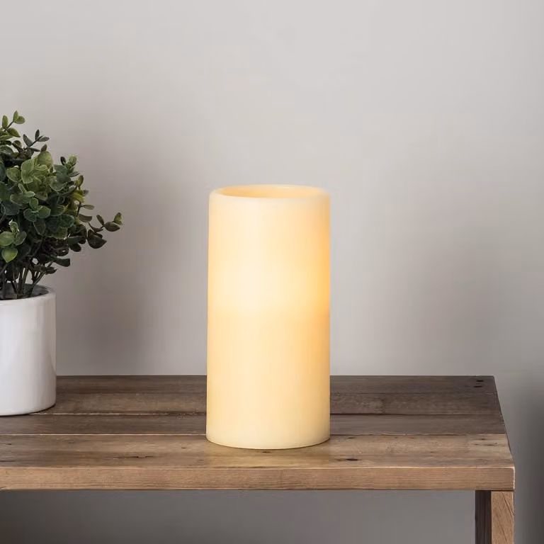 Lights4fun Medium Church Pillar Battery Operated Wax LED Candle with Timer and Flicker Effect in White and Amber