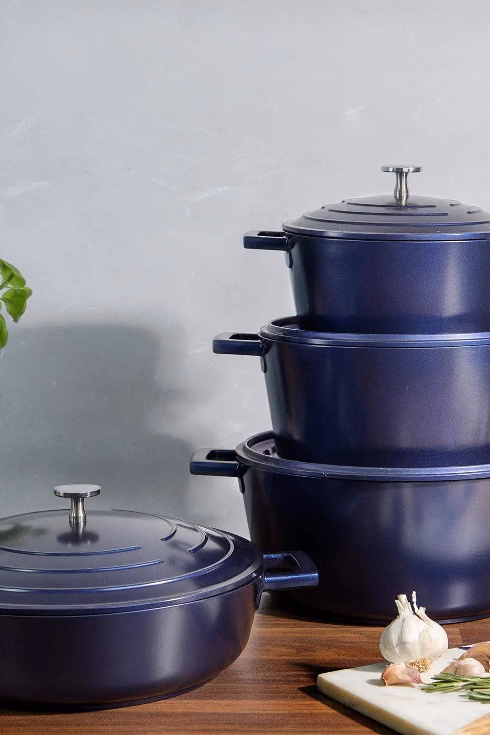 MasterClass Shallow Casserole Dish with Lid, Blue, 4 Litre – 3