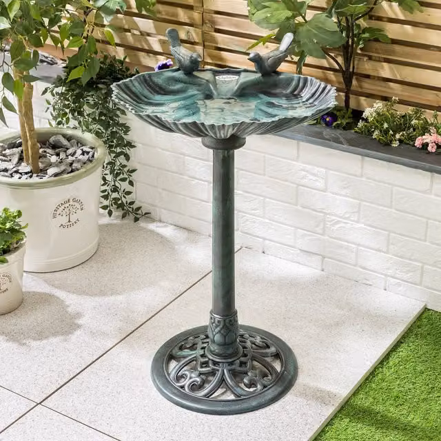 Christow Clam Shell Pedestal Bird Bath in Green Plastic