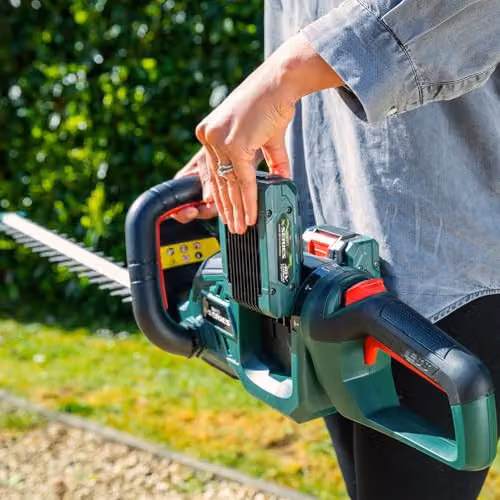 Webb 40V Brushless Reciprocating Hedge Trimmer with 2 x 4Ah Rechargeable Batteries and Charger, Green – 4