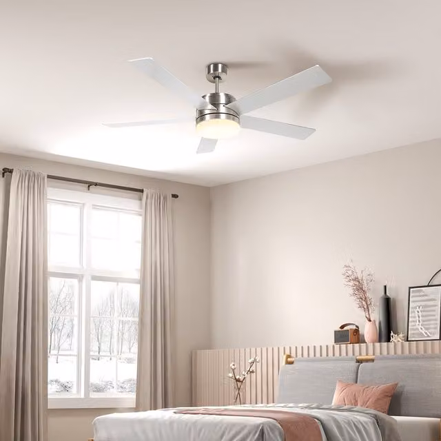 HOMCOM Reversible Ceiling Fan with LED Light in White and Silver, Diameter: 132 cm