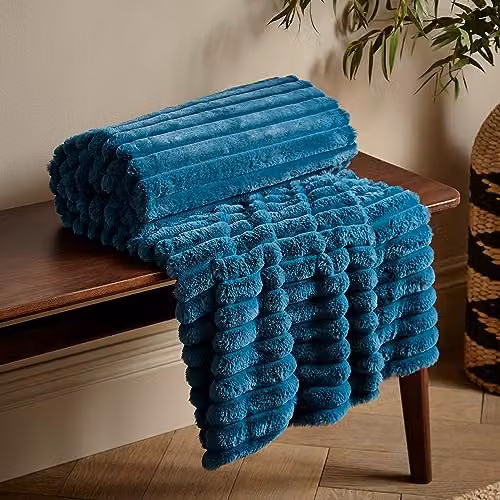 Catherine Lansfield Cosy Ribbed Faux Fur Throw in Petrol Green, W/D/H: 130 x 170 cm