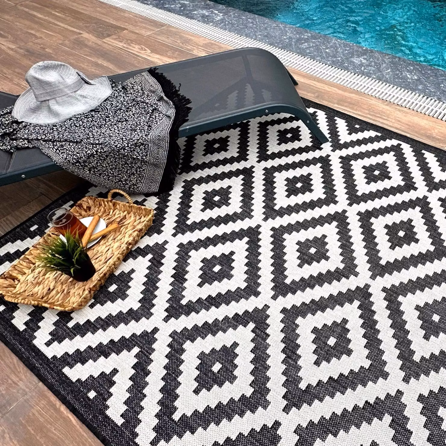 THE RUGS Geometric Diamond Indoor and Outdoor Rug in Black and White, W/D: 80 x 150 cm – 2