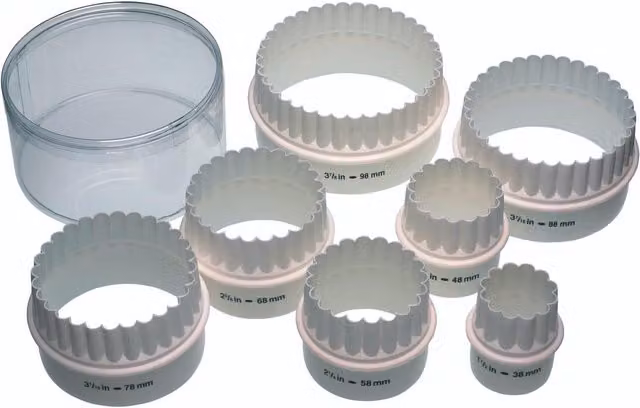 KitchenCraft Set of 7 White Plastic Double-Edged Biscuit and Pastry Cutters with Storage Box – 2