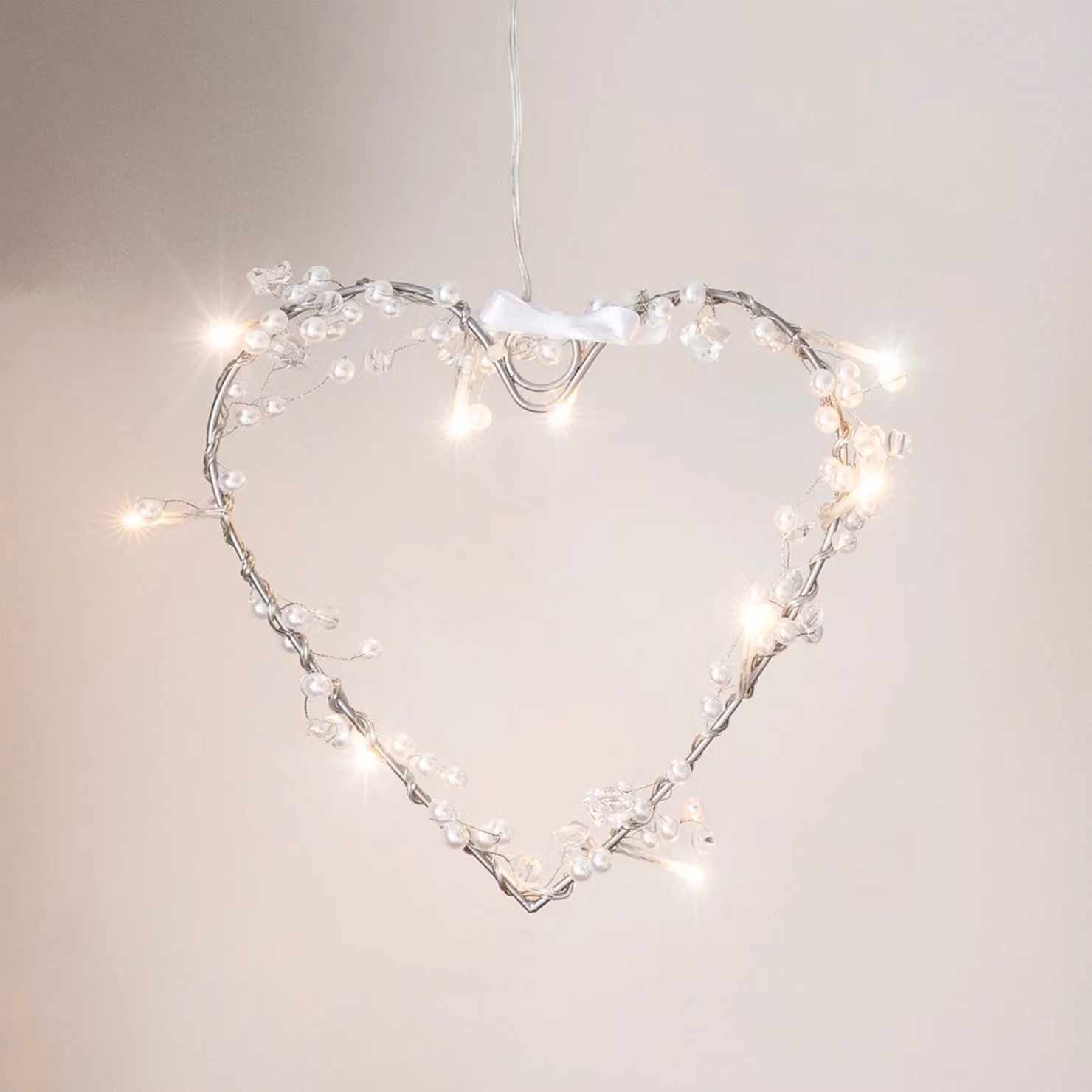 Lights4fun White LED Heart Battery Fairy Light Wreath Hanging Decoration, Diameter: 20 cm – 1