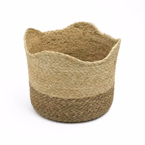 JVL Palma Natural Round Scalloped Storage Basket in Sand and Beige, Open Weave Decorative Woven Organiser, Diameter: 25 cm, Height: 7.5 cm – 1
