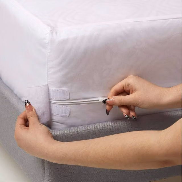 Homescapes White Zipped Mattress Encasement, Waterproof and Allergy Friendly, W: 200 cm, H: 30 cm