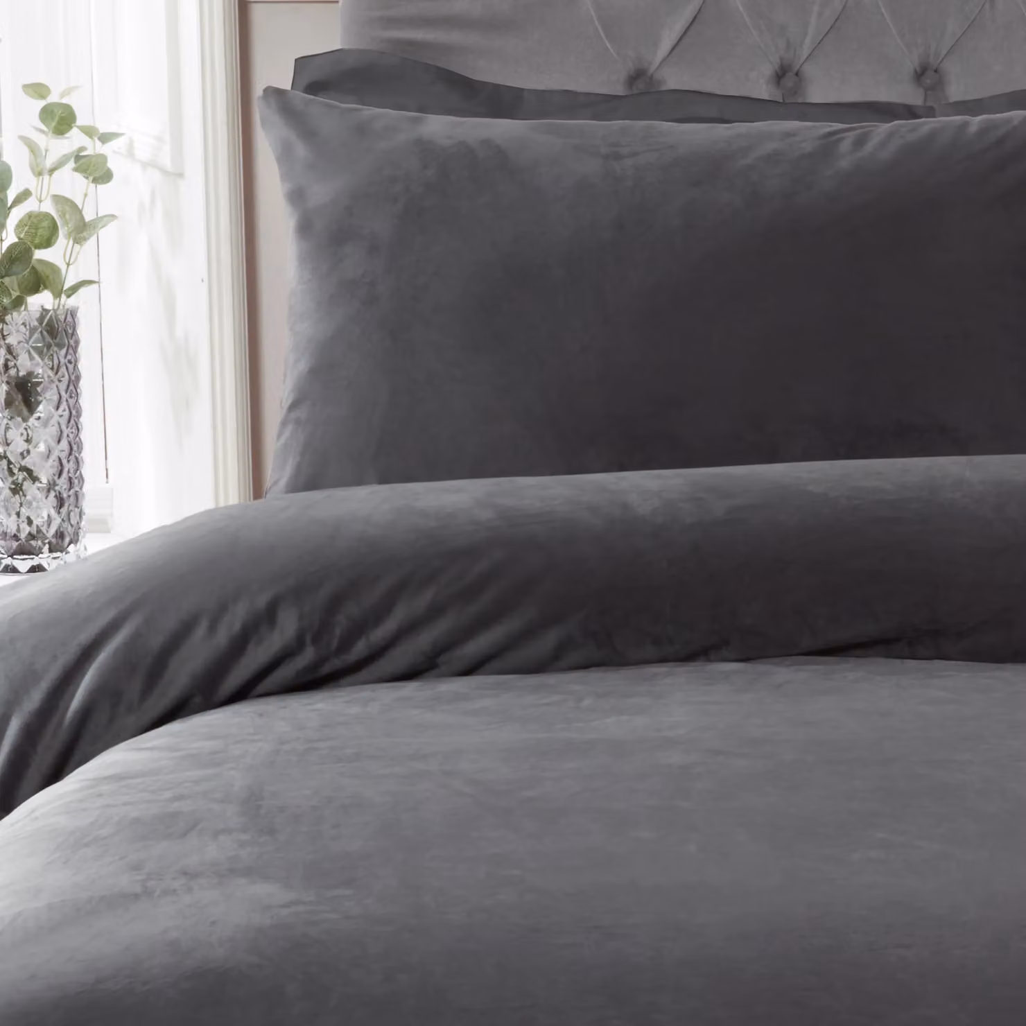 Smart Living Matte Velvet Duvet Cover and Pillowcase Set in Charcoal Grey, Super King, 200 x 200 cm – 3