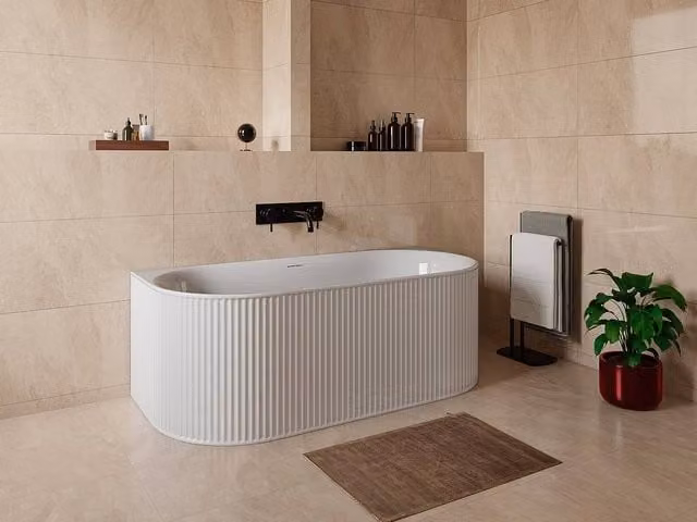 Vente-unique Fluted Back-To-Wall Asymmetric Acrylic Bathtub in Matt White, W/D/H: 170 x 80 x 60 cm – 1