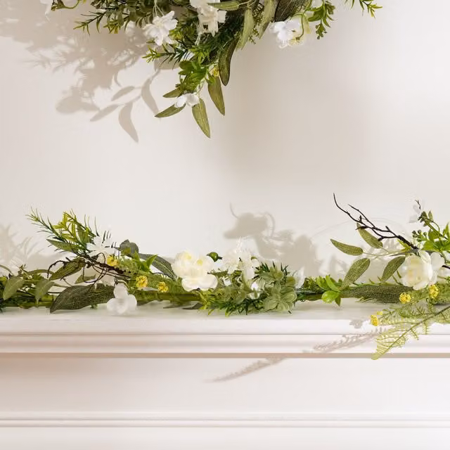 Scottish Everlastings Ltd White Floral Daisy Garland, 150 cm