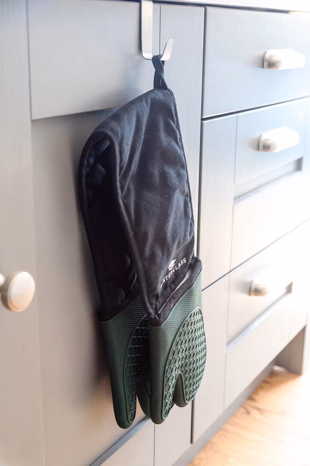 MasterClass Non-Slip Silicone Oven Gloves in Black and Green – 10