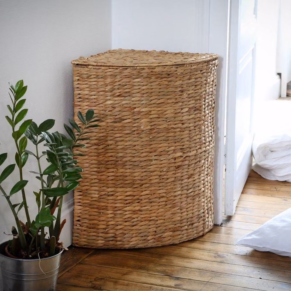 CALICOSY Corner Laundry Basket in Light Brown Water Hyacinth with Lid and Handles, Height: 66 cm – 2
