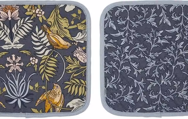 Ulster Weavers Finch & Flower Animal Print 100% Cotton Pot Mat in Blue, W/D/H: 21.0 x 21.0 x 21.0 cm