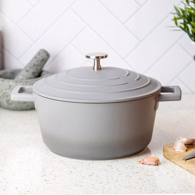 MasterClass Lightweight Non-Stick Aluminium Casserole Dish with Lid, 2.5 l, Grey – 1