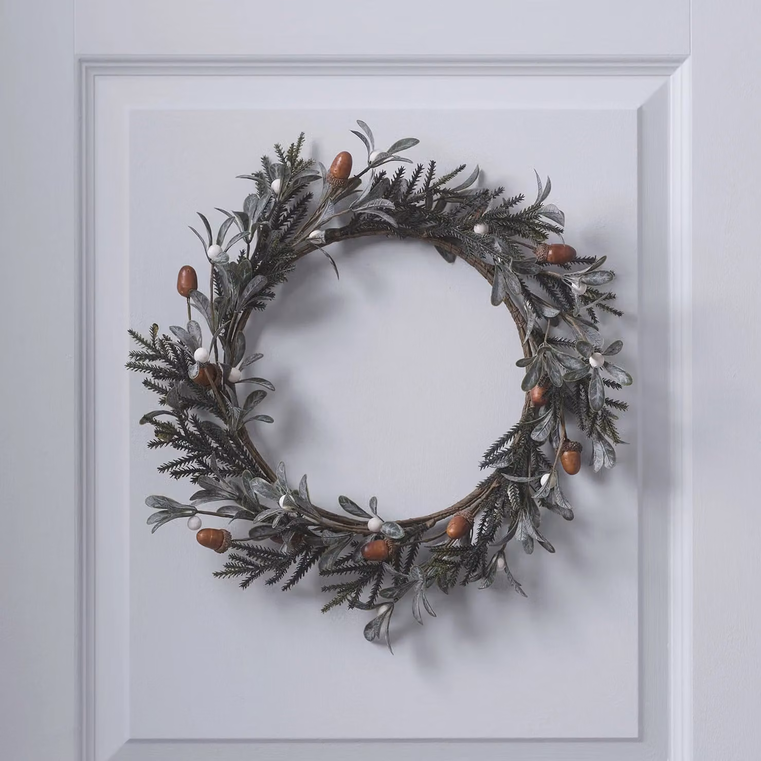 Lights4fun Classic Acorn and Winter Foliage Wreath with Eucalyptus and White Berries, Diameter: 40 cm, Green and White – 1