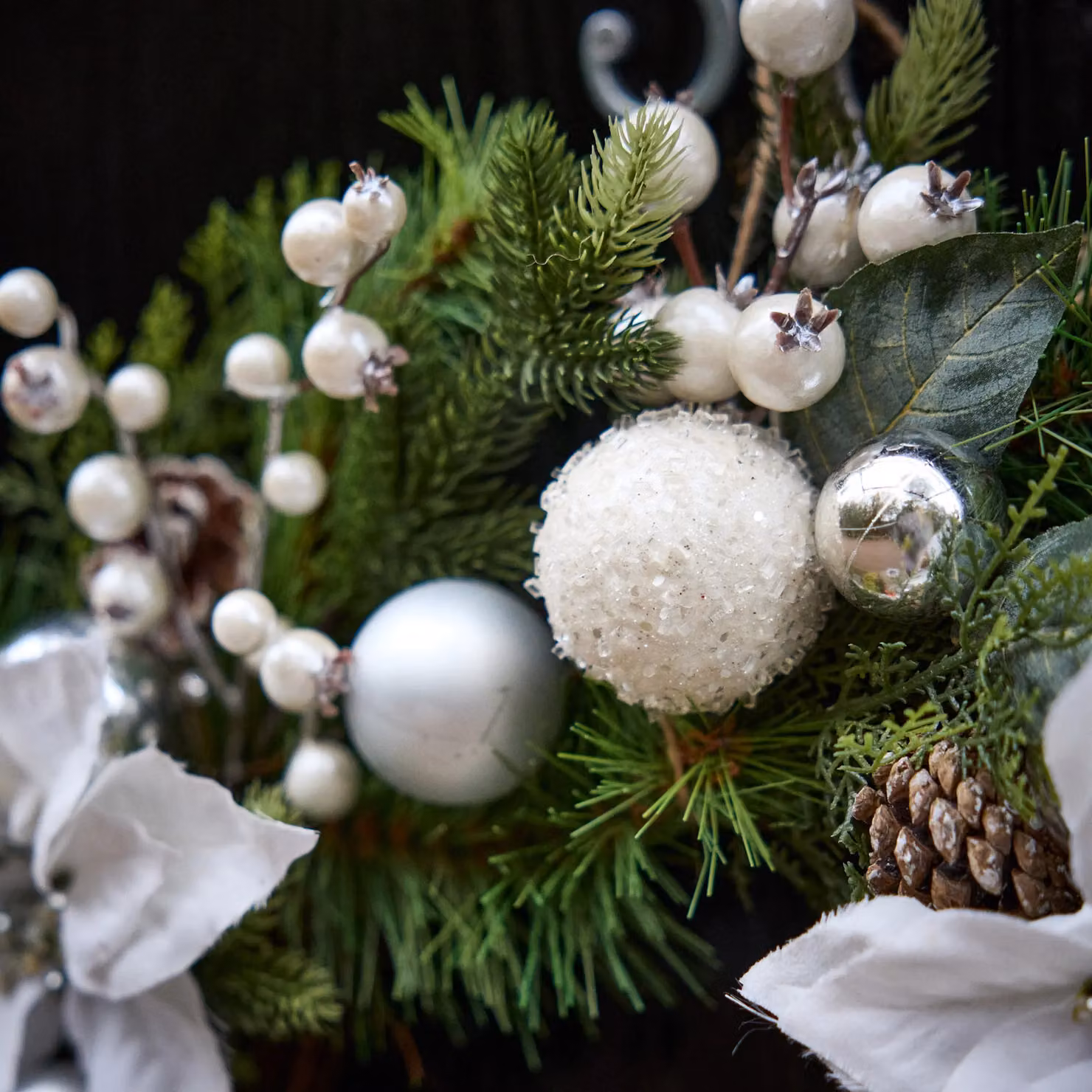 Dibor Valley Snowdrift Christmas Wreath in White, Green and Silver, Diameter: 42 cm – 5