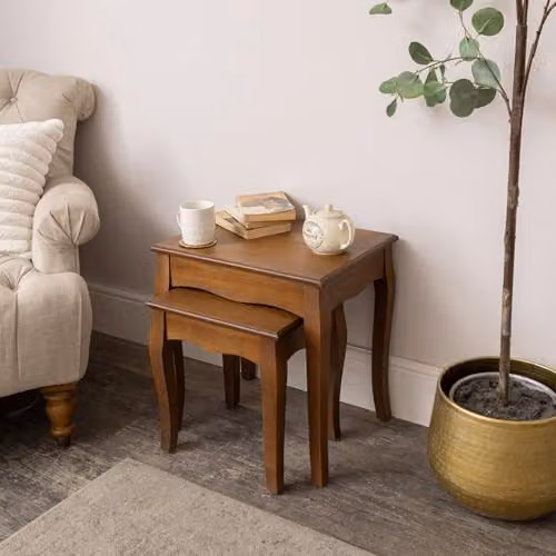 Melody Maison Ashwell Set of 2 Nest of Tables in Brown Wood, W/D/H: 51.0 x 38.0 x 49.5 cm and 49.5 x 38.0 x 38.0 cm