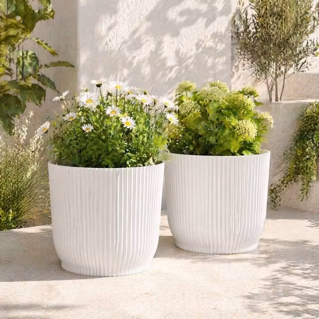 STILVORA Set of 2 White Plastic Planter Pots for Indoor Plants, Diameter: 22 cm
