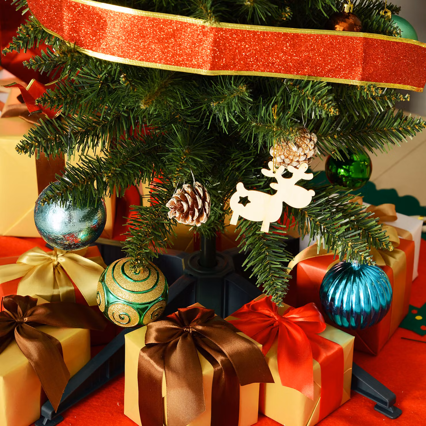 HOMCOM 150 cm Artificial Green Christmas Pine Tree with Plastic Stand – 6