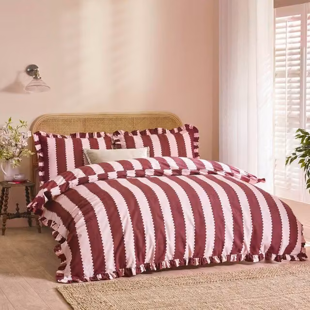 Furn Birdie Stripe Reversible Cotton Duvet Cover Set in Red, 200 x 200 cm – 1
