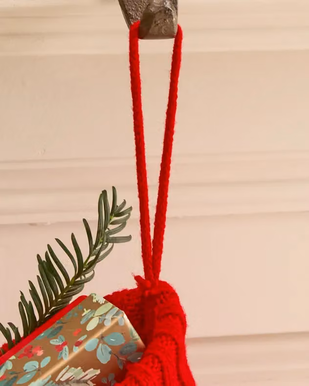 Dibor Set of 4 Traditional Chunky Knit Christmas Stockings in Red, Green, White and Grey – 4