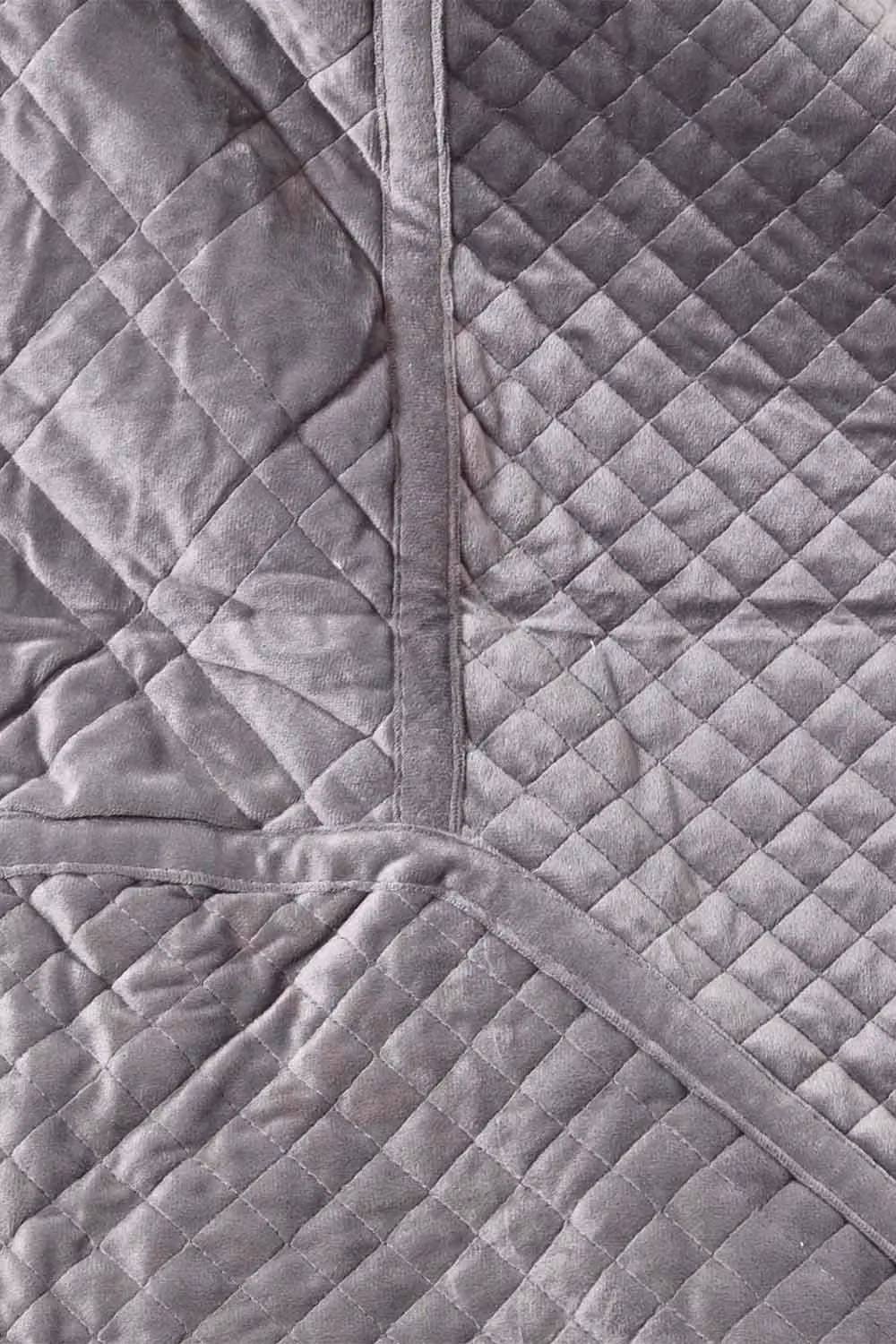 Homescapes Luxury Quilted Velvet Bedspread with Geometric Pattern in Grey, 260 x 200 cm – 2