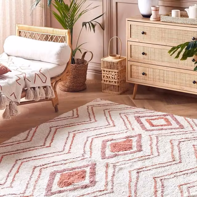 Wyld and Coco Geometric Hand-Tufted Cotton Shag Rug in Beige, Pink and Red, W: 140 cm, L: 200 cm