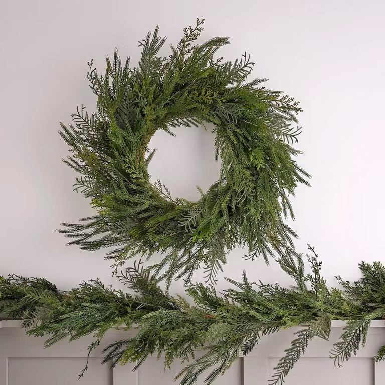Lights4fun Deluxe Christmas Artificial Wreath and Garland with Extra Full Green Evergreen Foliage for Indoor Decoration, Diameter: 60 cm