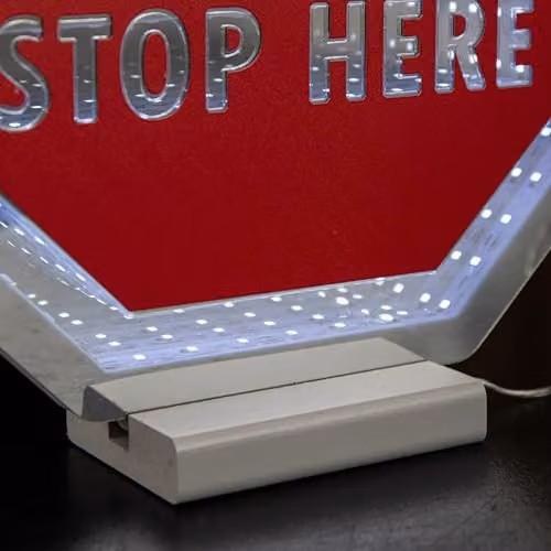 Samuel Alexander Light up Santa Stop Here Sign with Hat Infinity Decoration and LEDs in Red and White, 40 cm – 3