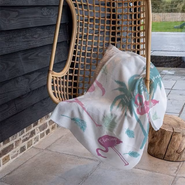 Benjamin Tate Design Palm and Flamingo Floral Fleece Blanket in Pink and Sand, W/D/H: 120 x 150 cm – 1