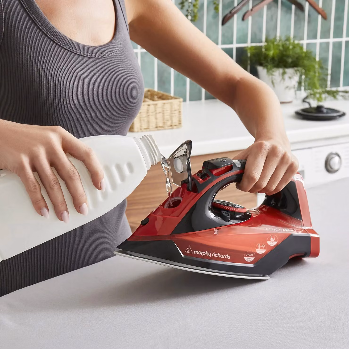 Morphy Richards EasyCHARGE Cordless Steam Iron with Ceramic Soleplate, Anti-Calc and Auto Shut-off, Red – 10