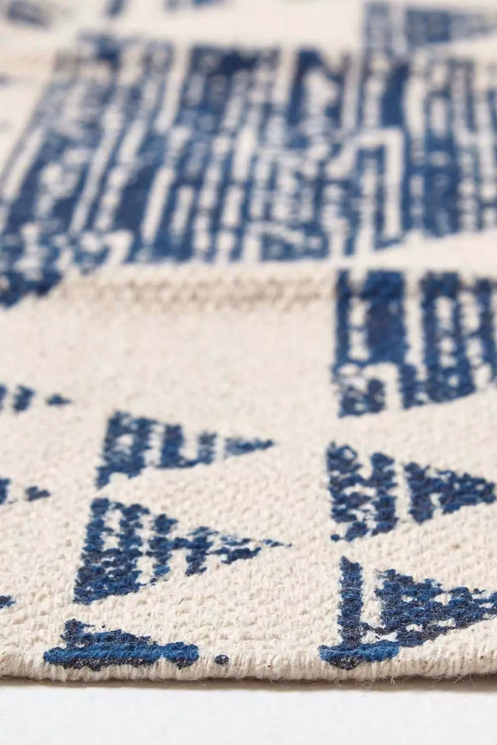 Homescapes Delphi Geometric Woven Cotton Printed Rug in Blue, Black and White, W: 160 cm, D: 230 cm – 3