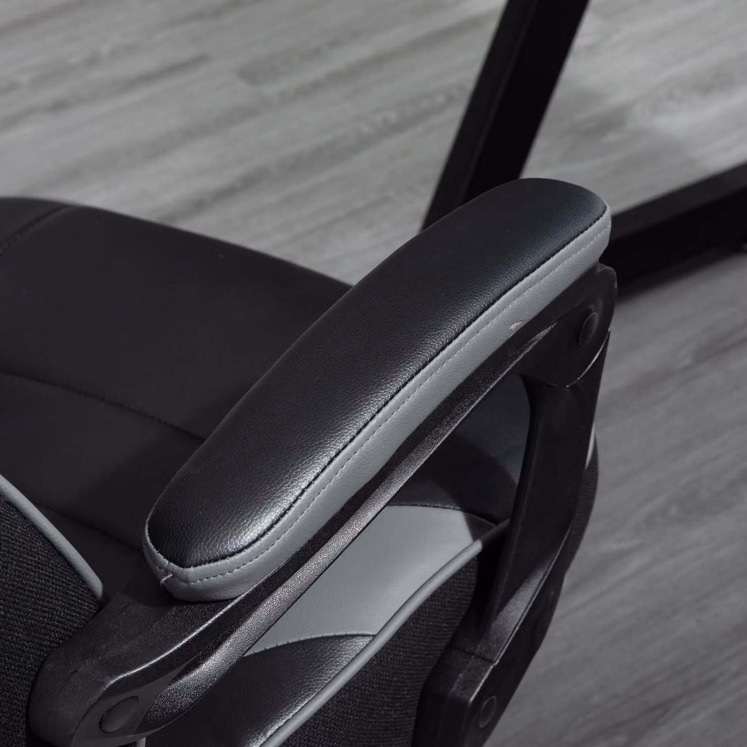 Vinsetto Ergonomic Racing Gaming Chair in Black Faux Leather with Adjustable Height, Lumbar Support, Headrest and Retractable Footrest – 4