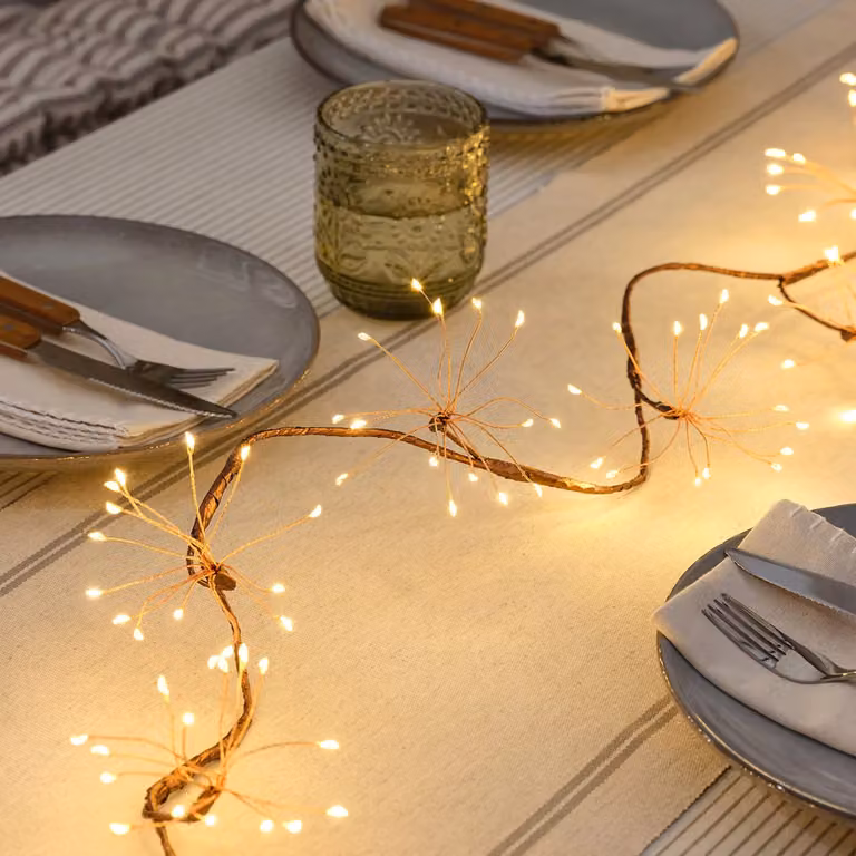 Lights4fun Gold Starburst Micro LED Cluster Garland with Warm White LEDs, Battery Operated, IP44 Rated for Indoor and Outdoor Use