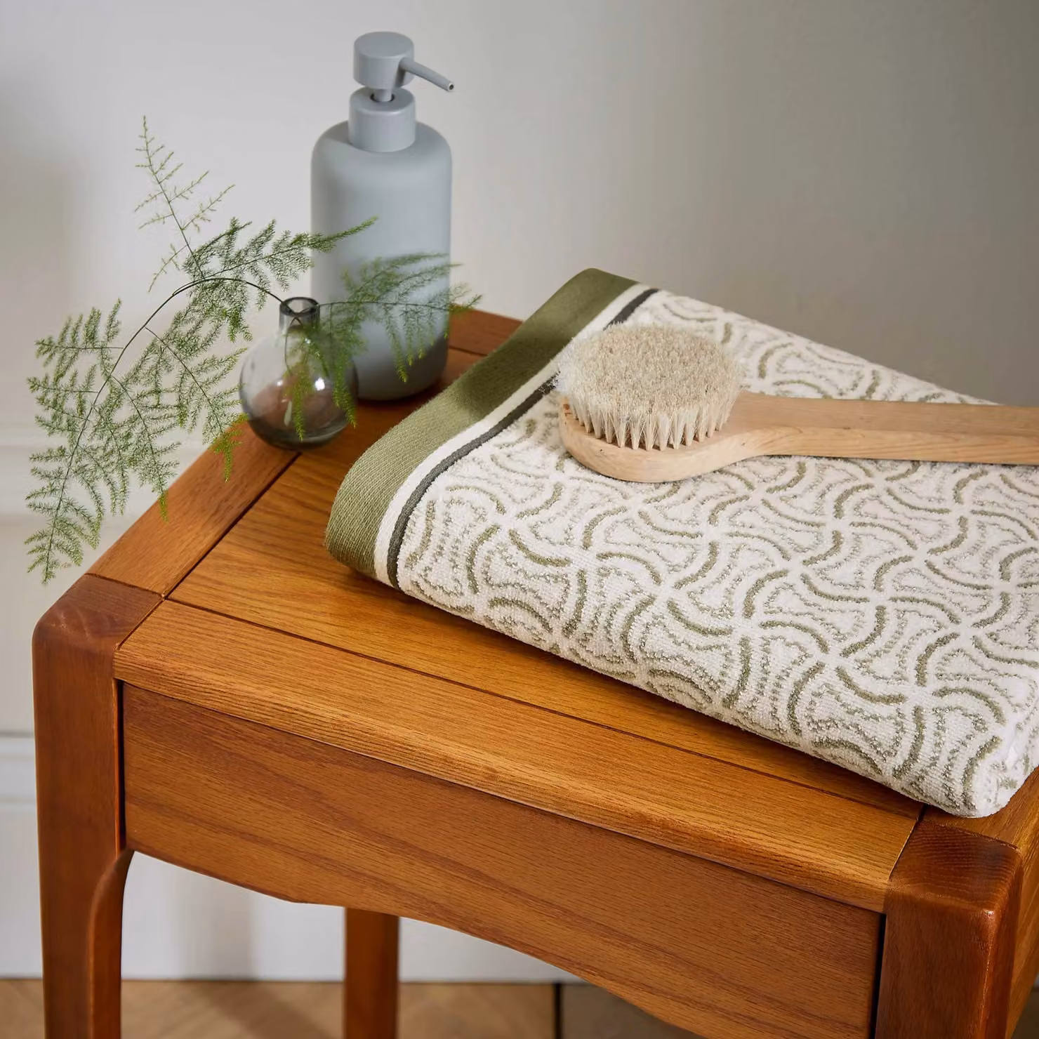 Bedeck of Belfast Yoko Cotton Hand Towel with Border in Green and White – 2
