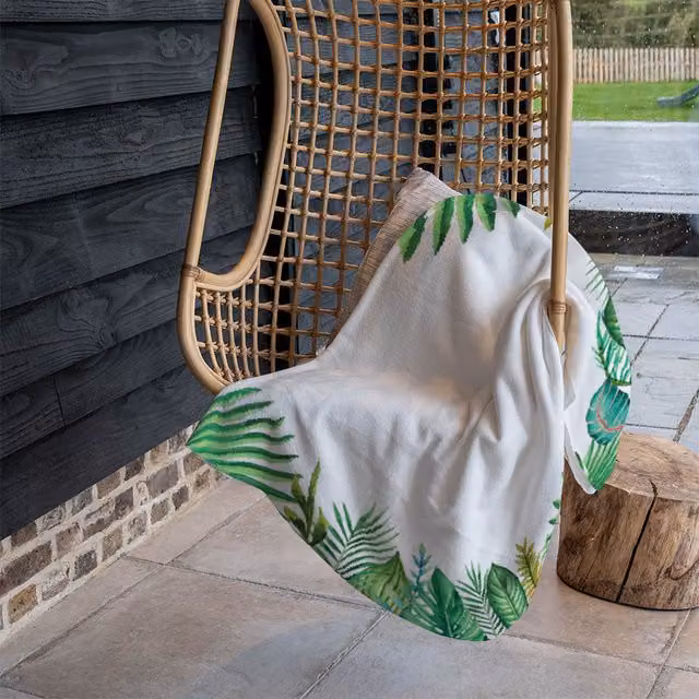 Benjamin Tate Design Tropical Leaves Floral Fleece Blanket in Green and Beige, W/D/H: 120 x 150 cm – 1