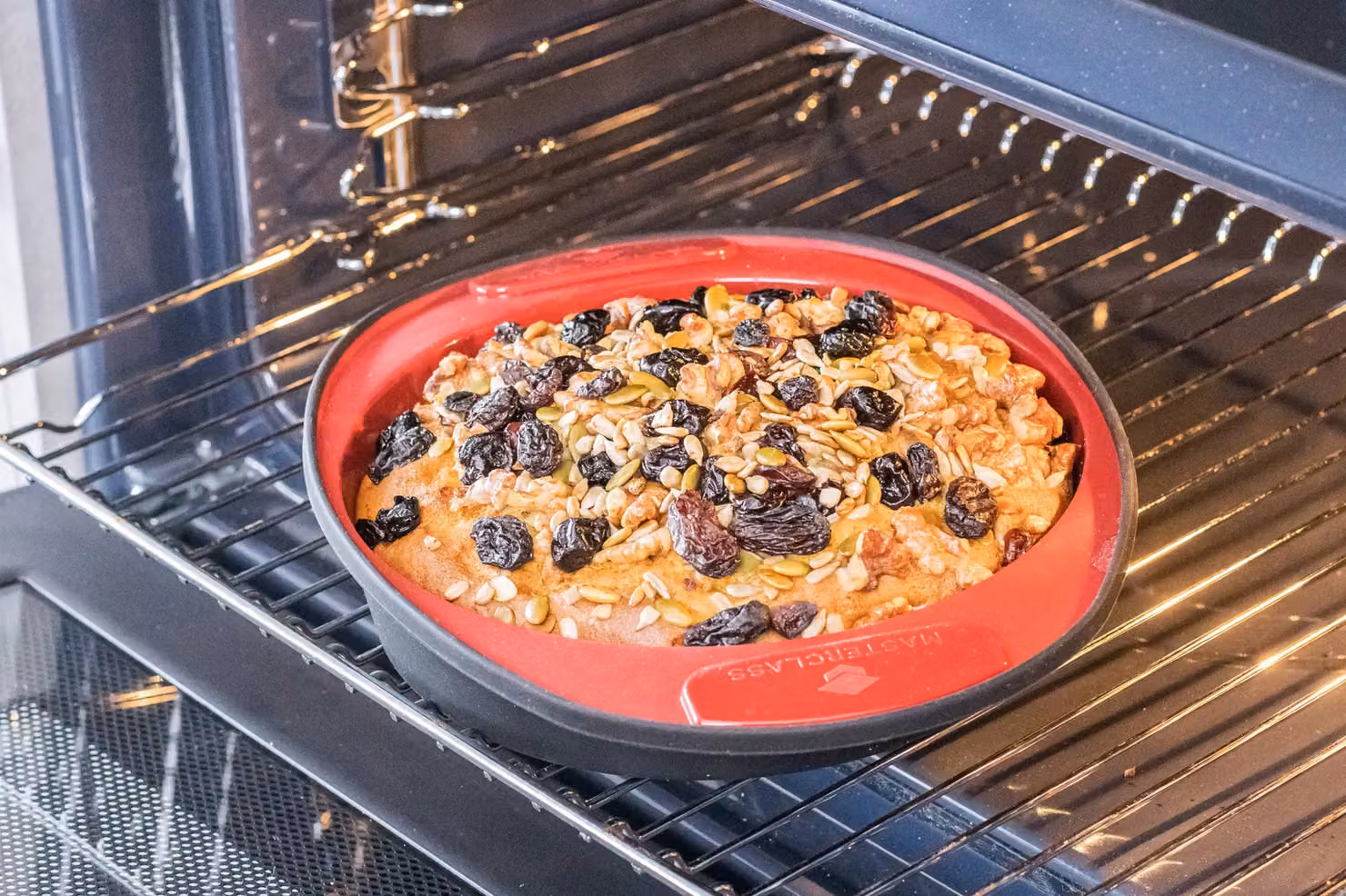 MasterClass Smart Silicone Round Cake Tin, Diameter: 20.5 cm, Red/Black/Grey – 7