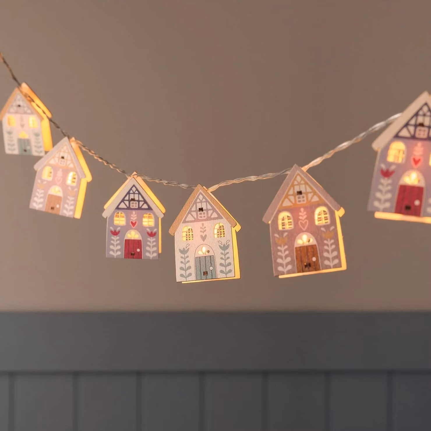 Lights4fun 10 Autumnal Country House Wooden LED Fairy Lights in Warm White Multicolour – 1