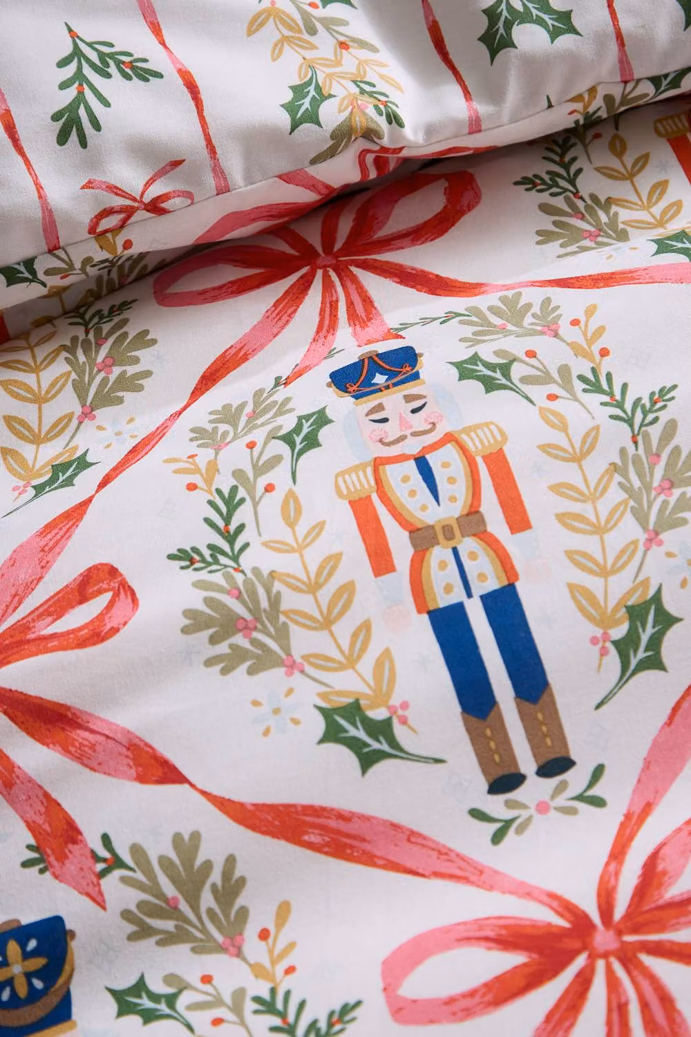 Catherine Lansfield Christmas Nutcracker Bows Reversible Duvet Cover and Pillowcase Set in Beige/Sand, W/D/H: 135 x 200 cm and 50 x 75 cm – 3
