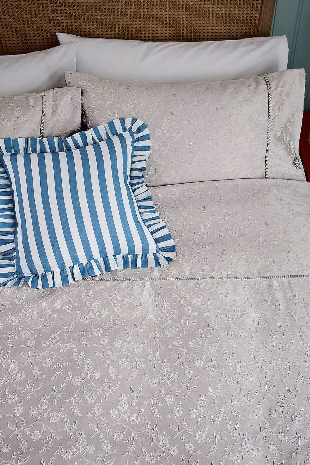 Helena Springfield Floral Trail Jacquard Duvet Cover and Pillowcase Set in Beige and White, W/D/H: 180 x 200 cm – 3