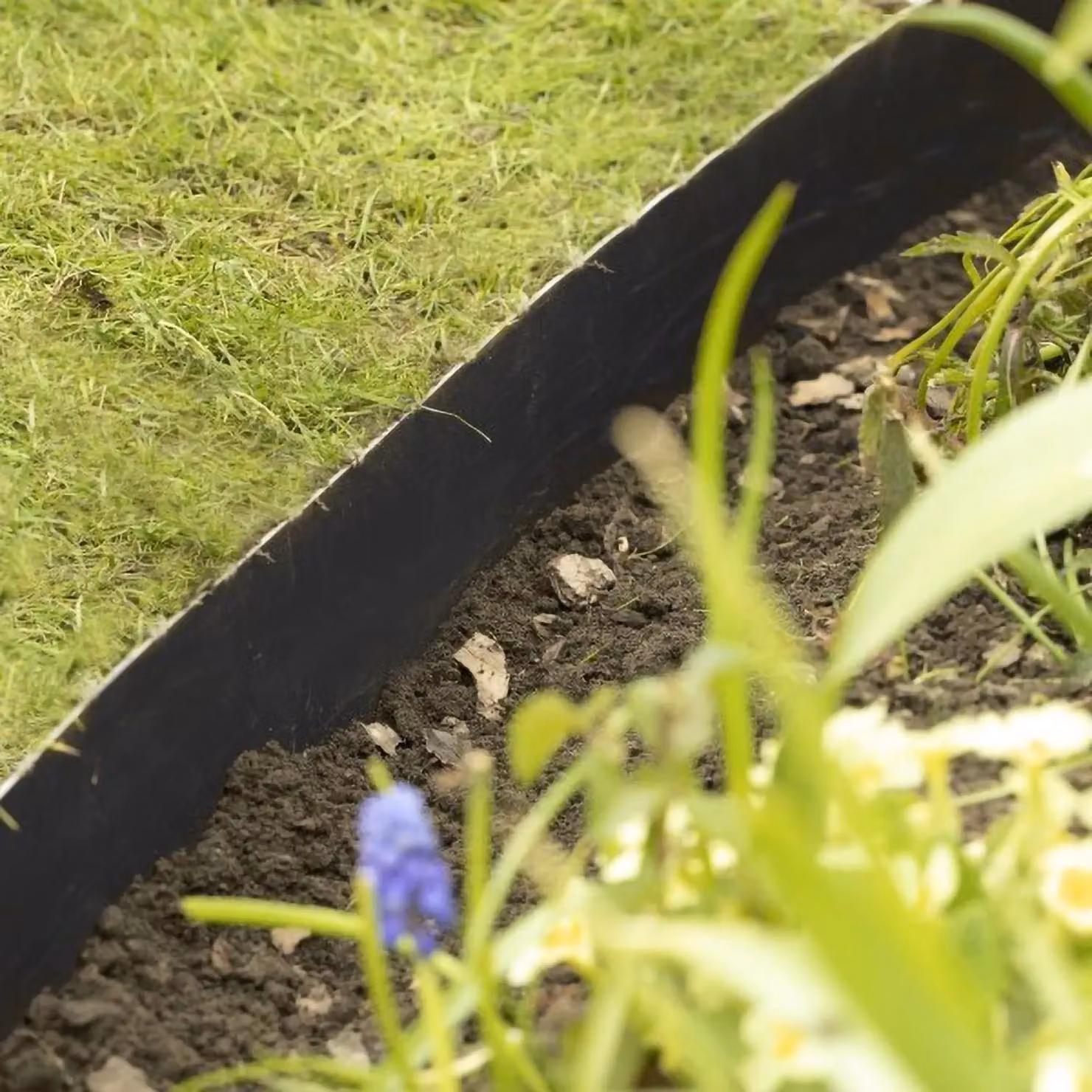 Primrose Flexible Garden Flower Border Edging in Black, 10m – 4