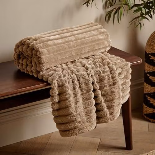 Catherine Lansfield Cosy Ribbed Faux Fur Throw in Beige, 130 x 170 cm – 1