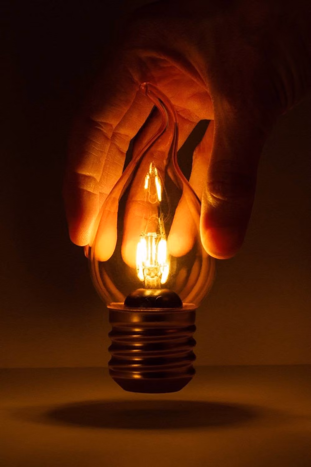 Suck UK Cordless LED Candle Lightbulb with Flicker Effect, USB Rechargeable, Gold/Brass – 2
