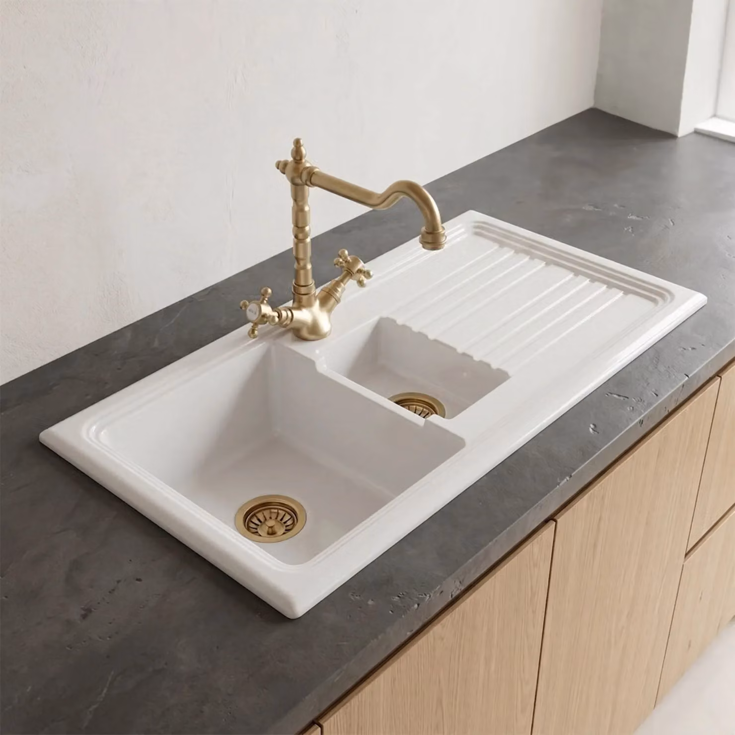 Balterley White Ceramic 1.5 Bowl Kitchen Sink with Drainer, Waste and Tap in Brushed Brass, W: 1010 mm – 2