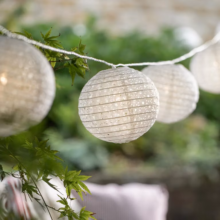 Lights4fun 4m Connectable Weather-Resistant Warm White LED Cut Out Lantern String Lights with Remote Control and Timer in Beige and White