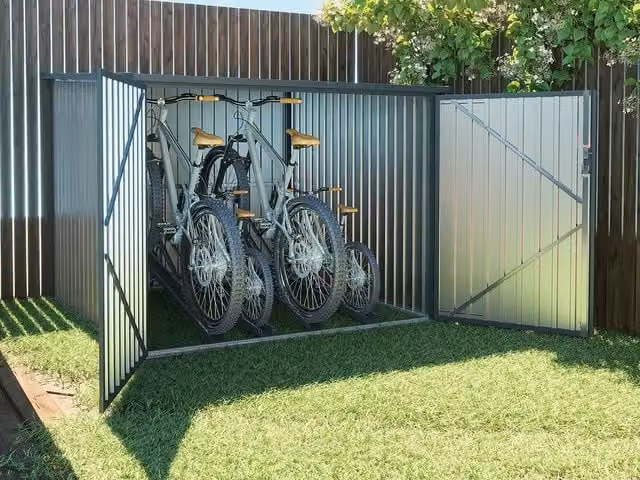 Vente-unique 4-Bike Metal Bike Shed in Brown Walnut Wood Effect, Galvanised Steel Pent Roof Design with Double Doors – 1
