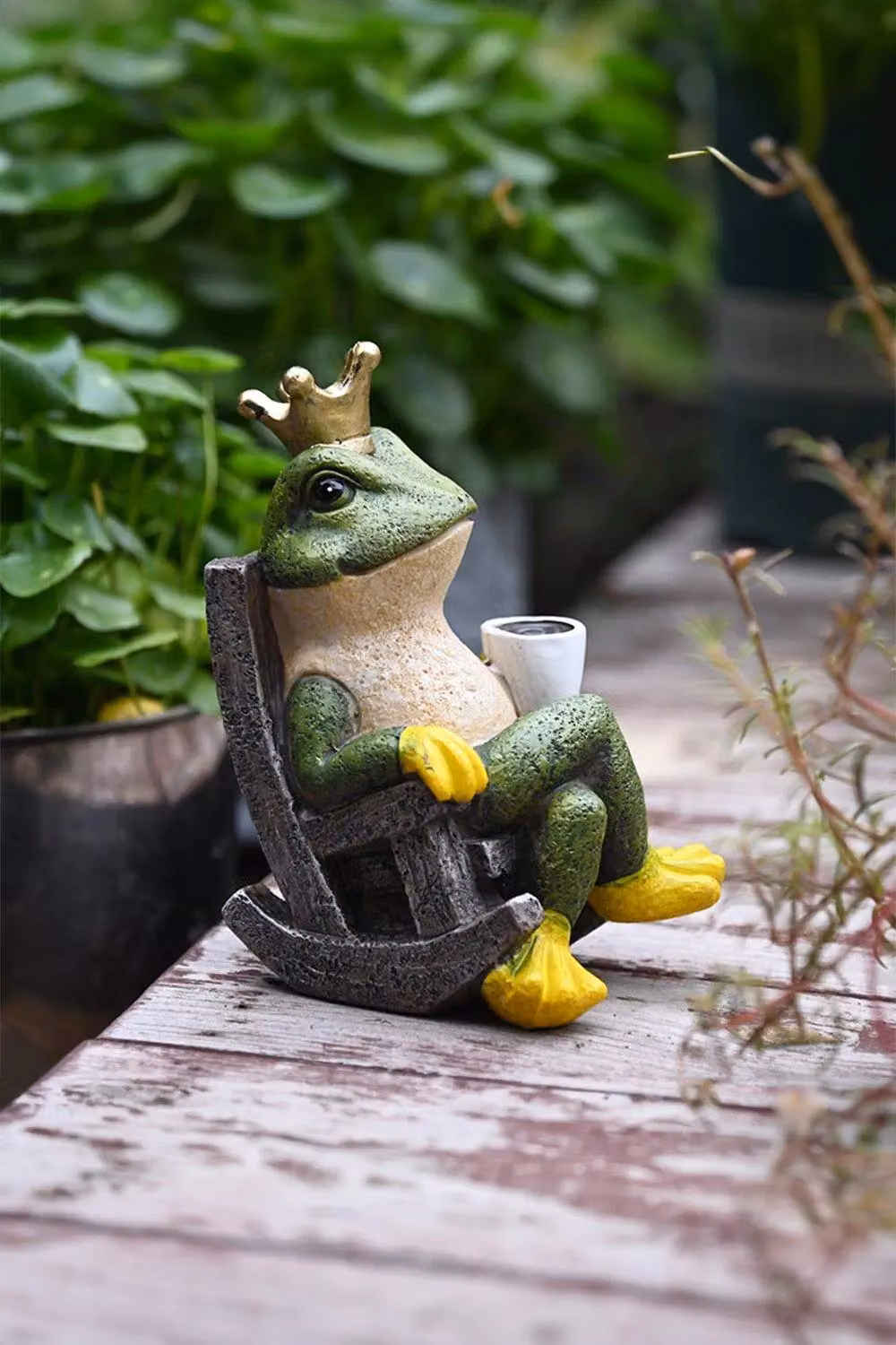 H&O Direct Frog Prince Resin Tabletop Ornament in Green – 3