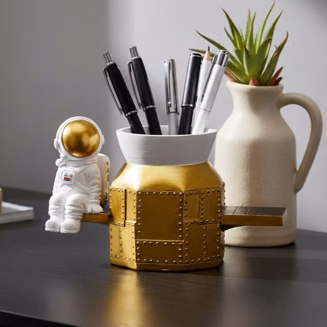 Maison Des Cadeaux Astronaut Resin Pen Pot in Gold