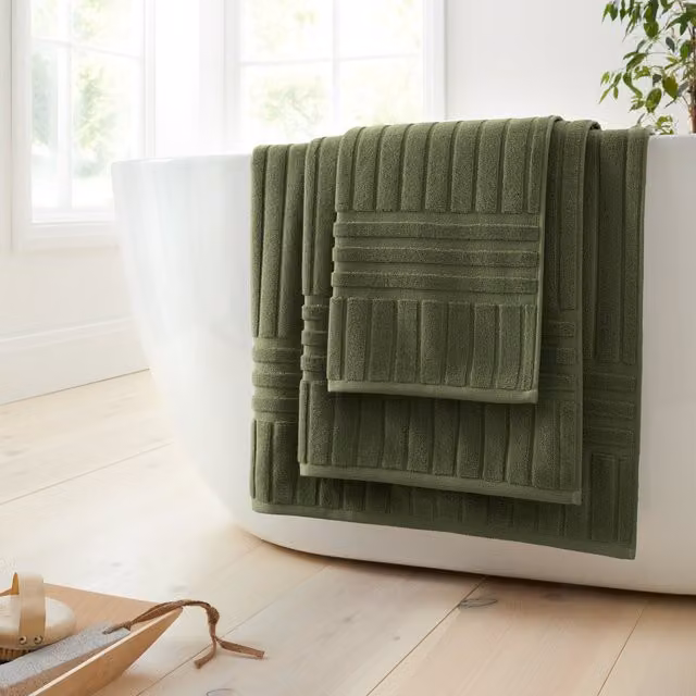 Bianca Hotel Cotton Bath Towel in Green, W/D/H: 70 x 127 cm – 1